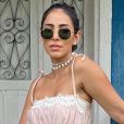 Moda das famosas: choker de búzios foi a escolha da influencer Jade Seba para compor look de verão romântico