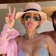 Moda das famosas: a influencer posou com choker de miçangas coloridas em look de praia, que ainda contou com camisa social larguinha para arrematar