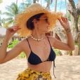 Moda das famosas: mix de colares com choker de búzios foi a escolha de Juliana Paes em look praiano com chapéu de palha