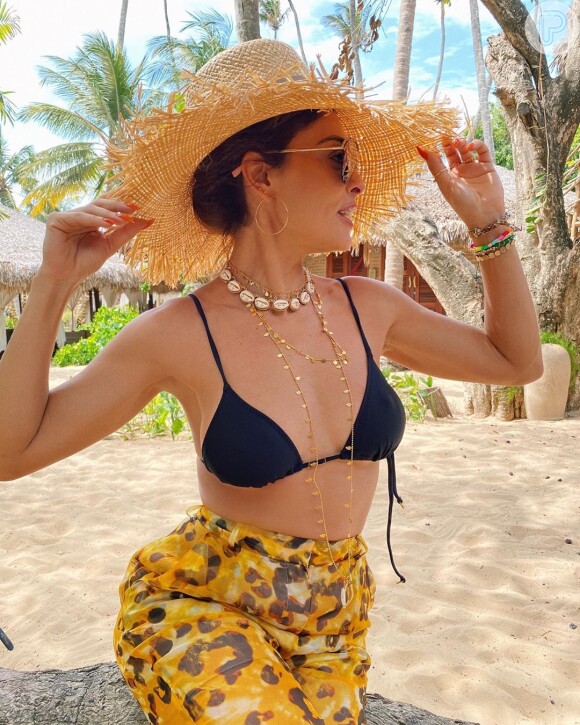 Moda das famosas: mix de colares com choker de búzios foi a escolha de Juliana Paes em look praiano com chapéu de palha