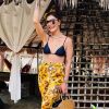 Moda das famosas: atriz Juliana Paes combinou choker de búzios com bolsa de palha no estilo cesta e pulseiras coloridas
