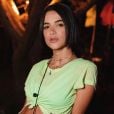 Moda das famosas: a cantora Manu Gavassi também apostou no mix de colares e exibiu choker com miçangas coloridas em look neon monocromático