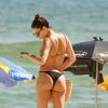 A atriz Isis Valverde renovou o bronzeado em dia de praia com amigos