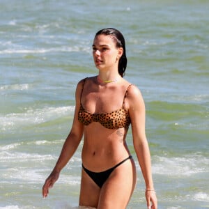 Isis Valverde mostrou que está por dentro do que está em alta no mundo fashion