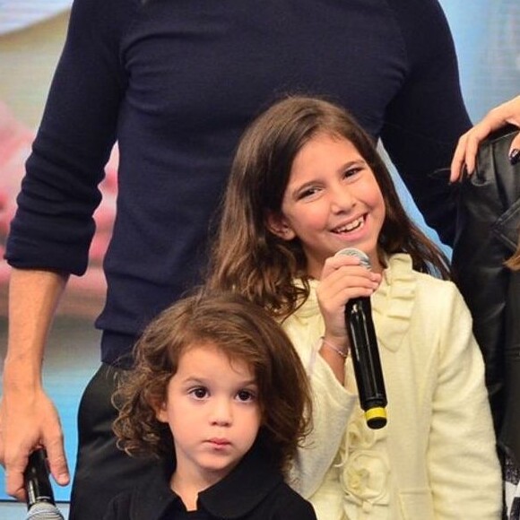 Filha caçula de Rodrigo Faro 'invadiu' foto de biquíni da mãe, Vera Viel, feita pelo pai e divertiu a web: 'Uma graça'