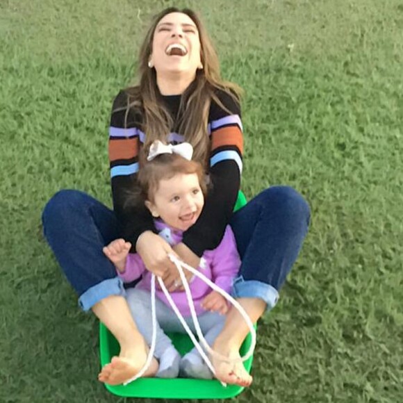 Filha de Patricia Abravanel, Jane está aprendendo a falar nomes de comidas e divertiu sua família