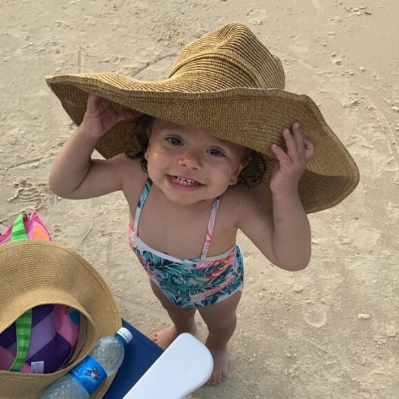 A filha de Patricia Abravanel e Fábio Faria foi filmada pelo pai comendo um alimento saudável