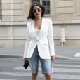Bermuda tá na moda: modelo em jeans ganha ares mais formais com blazer branco por cima para arrematar