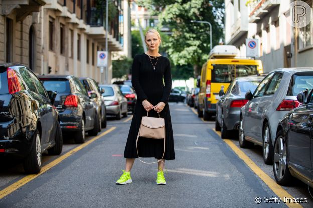 Neon na moda: os tons vibrantes em alta para o verão 2020 podem ser usados no tênis esportivo, por exemplo