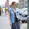 Tendência de moda: vestido com colete jeans é uma boa forma de incluir a terceira peça trendy ao look