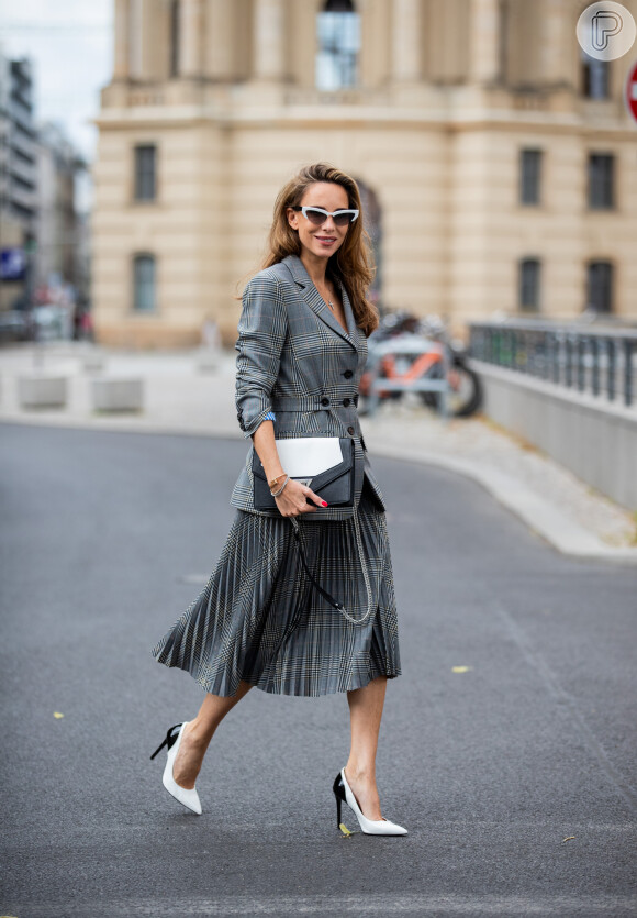 Saia midi na moda: o conjuntinho com blazer de alfaitaria em xadrez é pedida certeira para o office look