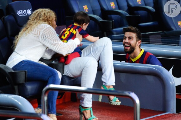 No último sábado (18), Shakira levou o filho, Milan, para assistir ao jogo do Barcelona, time pelo qual o marido, Gerard Piqué, joga