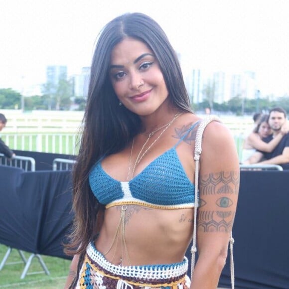 Aline Riscado apostou no conjuntinho de saia e top de crochê em evento