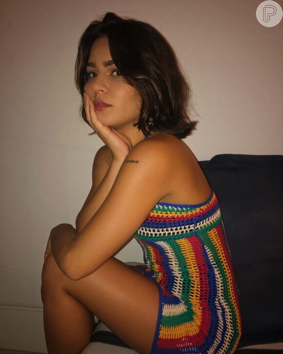 Giullia Buscacio aposta em vestido de crochê colorido 