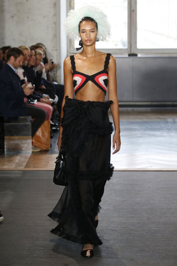A grife Giambattista Valli apostou em look elegante com top de crochê na semana de Moda de Paris
