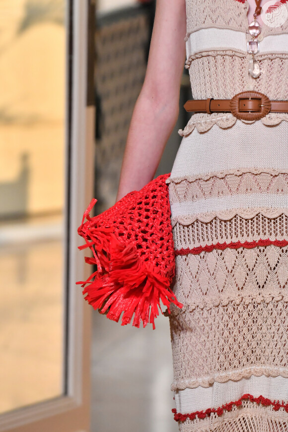 Vestido e bolsa de crochê é tendência para os looks de verão e foram aposta da grife Altuzarra na Semana de Moda de Paris