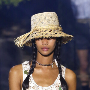 O crochê também apareceu nas passarelas da Dior, na Semana de Moda de Paris, em um look de macaquinho com crochê florido