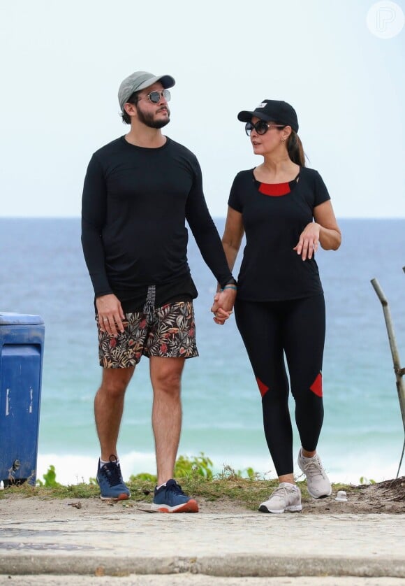 Fátima Bernardes e Túlio Gadêlha caminharam de mãos dadas na praia da Barra da Tijuca