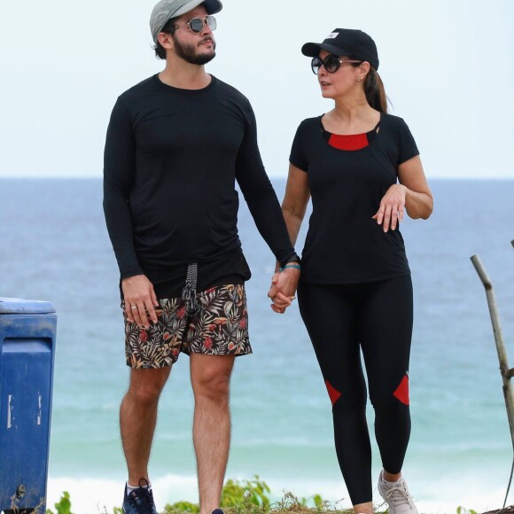 Fátima Bernardes e Túlio Gadêlha caminharam de mãos dadas na praia da Barra da Tijuca