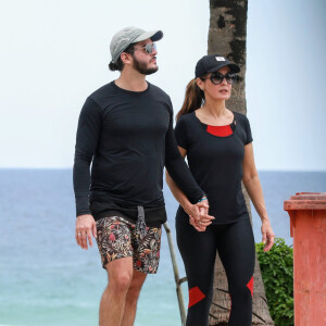 Fátima Bernardes caminha de mãos dadas com o namorado, Túlio Gadêlha