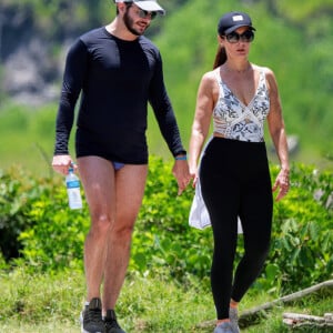 Fátima Bernardes e o namorado se exercitaram juntos ao ar livre