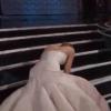 Jennifer Lawrence levou um tombo, depois de tropeçar no vestido enquanto subia as escadas para receber o Oscar de Melhor Atriz, durante a premiação neste domingo (24)