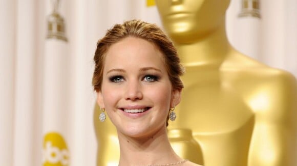 Oscar 2013: Jennifer Lawrence leva tombo ao receber troféu de Melhor Atriz