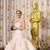 Jennifer Lawrence posa com a estatueta de Melhor Atriz e exibe o vestido Dior