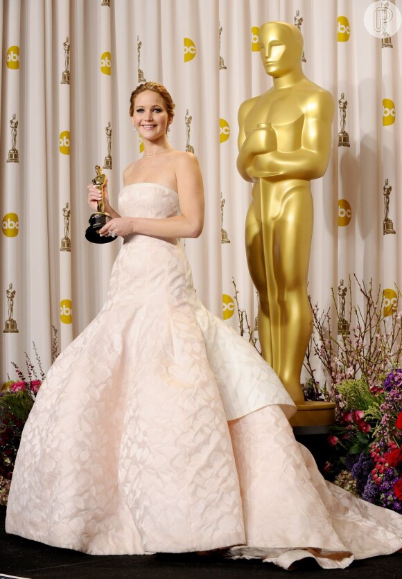 Jennifer Lawrence posa com a estatueta de Melhor Atriz e exibe o vestido Dior