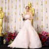 Jennifer Lawrence mostra o lindo vestido Dior que a traiu na hora de subir as escadas para o palco do Oscar 2013