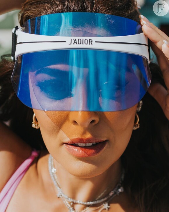 Juliana Paes escolheu uma viseira da Dior para curtir dia de praia em Miami