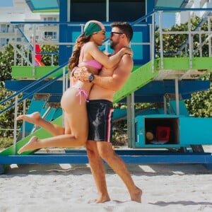 Juliana Paes também usou um lenço colorido em foto com o marido, Eduardo Baptista