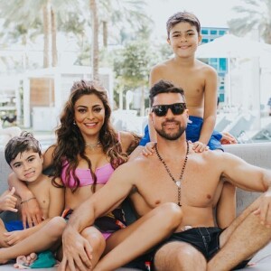 Juliana Paes ganhou a companhia dos filhos, Antônio e Pedro, na viagem