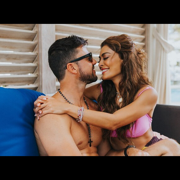 Juliana Paes não abriu mão de pulseiras para o dia de praia com o marido, Eduardo Baptista