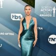 Moda de festa: Scarlett Johansson elege vestido com tecido de cetim e decote profundo para premiação SAG Awards neste domingo, dia 19 de janeiro de 2020