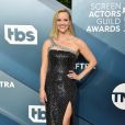 Moda de festa: Vestido de Reese Witherspoon conta com textura, fenda e manga de brilho para premiação SAG Awards neste domingo, dia 19 de janeiro de 2020