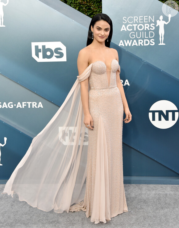 Moda de festa: Camila Mendes aposta em vestido com decote e cauda para premiação SAG Awards neste domingo, dia 19 de janeiro de 2020