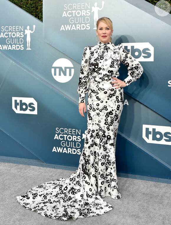 Moda de festa: Christina Applegate usa vestido estampado com laço em premiação SAG Awards neste domingo, dia 19 de janeiro de 2020