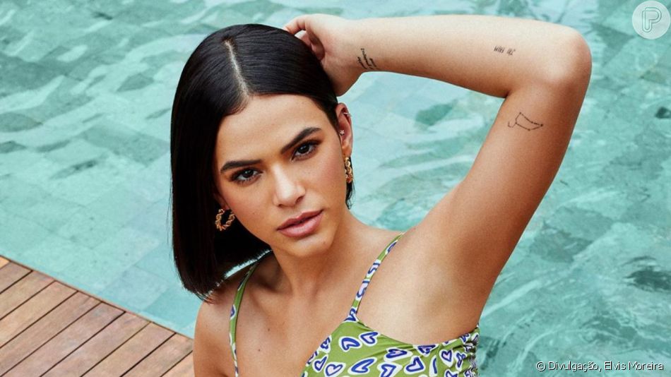 Bruna Marquezine, com marquinha de biquíni à mostra, relembra meme de foto e ganha elogios de famosas nesta segunda-feira, dia 20 de janeiro de 2020