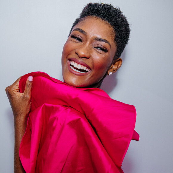 Vestido pink de Erika Januza é da coleção de festas verão 2020 da marca Arte Sacra