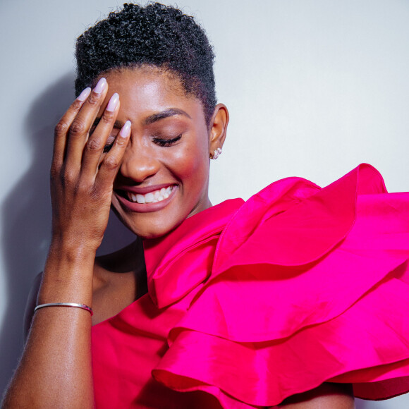 Vestido pink de Erika Januza vai te inspirar a apostar na cor