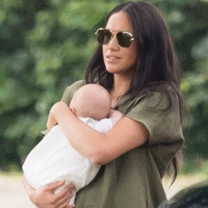 Meghan Markle foi fotografada com Archie em um parque florestal no Canadá