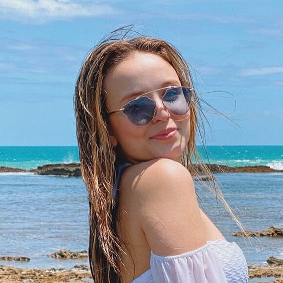 Larissa Manoela foi elogiada por fãs em foto de maiô