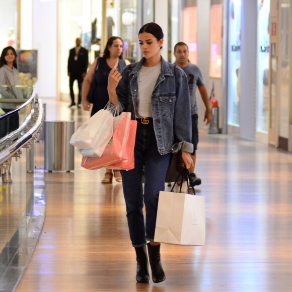 Bruna Marquezine é fã de looks com jeans e usou uma bermuda biker no tecido durante viagem à Disney