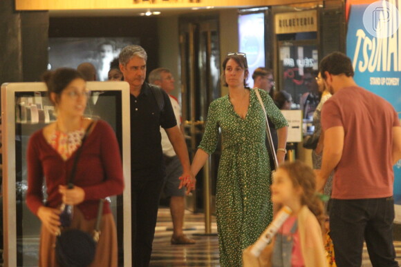 William Bonner passeia de mãos dadas com a mulher, Natasha Dantas, em shopping do Rio de Janeiro