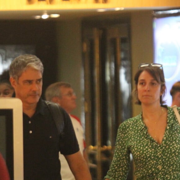 William Bonner passeia de mãos dadas com a mulher, Natasha Dantas, em shopping do Rio de Janeiro