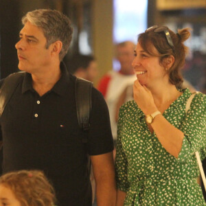 William Bonner passeia com a mulher, Natasha Dantas, em shopping do Rio de Janeiro, em 25 de janeiro de 2020