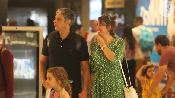 William Bonner passeia com a mulher, Natasha Dantas, em shopping do Rio de Janeiro, em 25 de janeiro de 2020