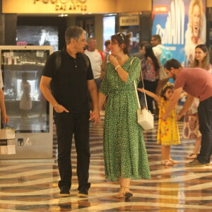William Bonner conversa com a mulher, Natasha Dantas, durant passeio em shopping do Rio de Janeiro