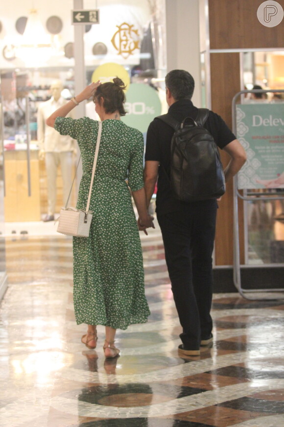 William Bonner passeia com a mulher, Natasha Dantas, de mãos dadas em shopping do Rio de Janeiro